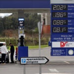 Vista de una gasolinera en Gijón con el gasóleo encima de los dos euros el litro
