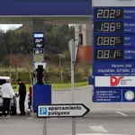  La gasolina rompe la barrera de los dos euros por litro en más de 30 gasolineras y el diésel en más de un centenar