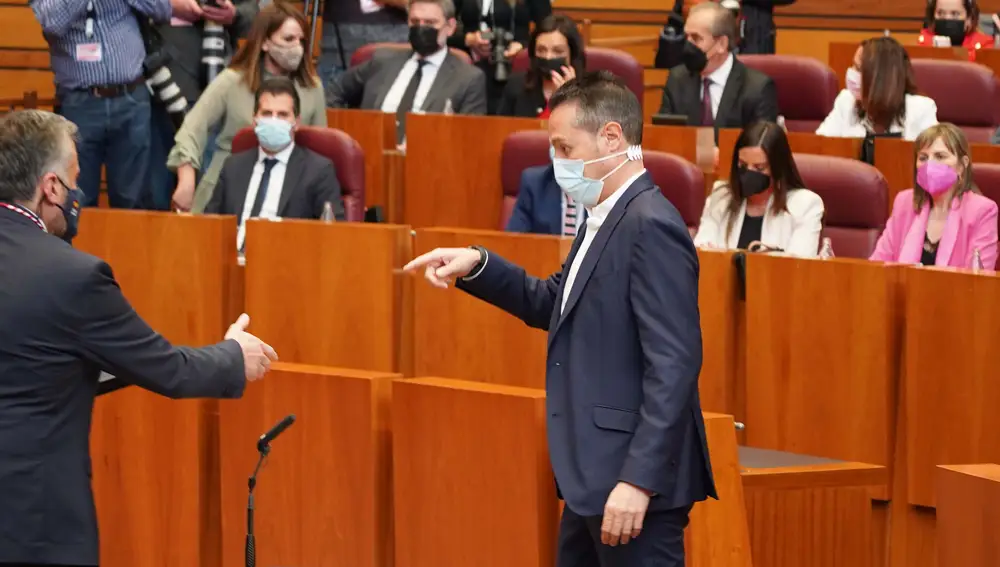 El procurador socialista, Pedro Luis González, evita el saludo al presidente de las Cortes