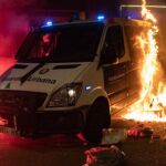 El vehículo de la Policía Urbana, en llamas