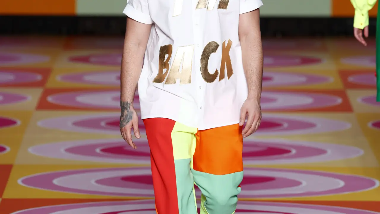 Omar Montes luce una creación de Agatha Ruiz de la Prada en la pasarela de la colección durante la Pasarela Cibeles Mercedes-Benz Fashion Week Madrid 2022 en Madrid, el jueves 10 de marzo de 2022.