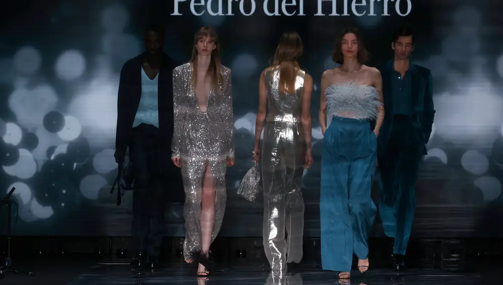 MADRID, 10/03/2022.- Varias modelos lucen las creaciones de la firma Pedro del Hierro durante la 75 edición de la Mercedes-Benz Fashion Week Madrid, este jueves en el recinto ferial Ifema de la capital. EFE/ Javier Lizon