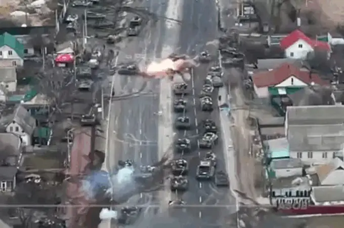 Artillería guiada por drones “domésticos”: así hace huir Ucrania a una gran columna de blindados rusa