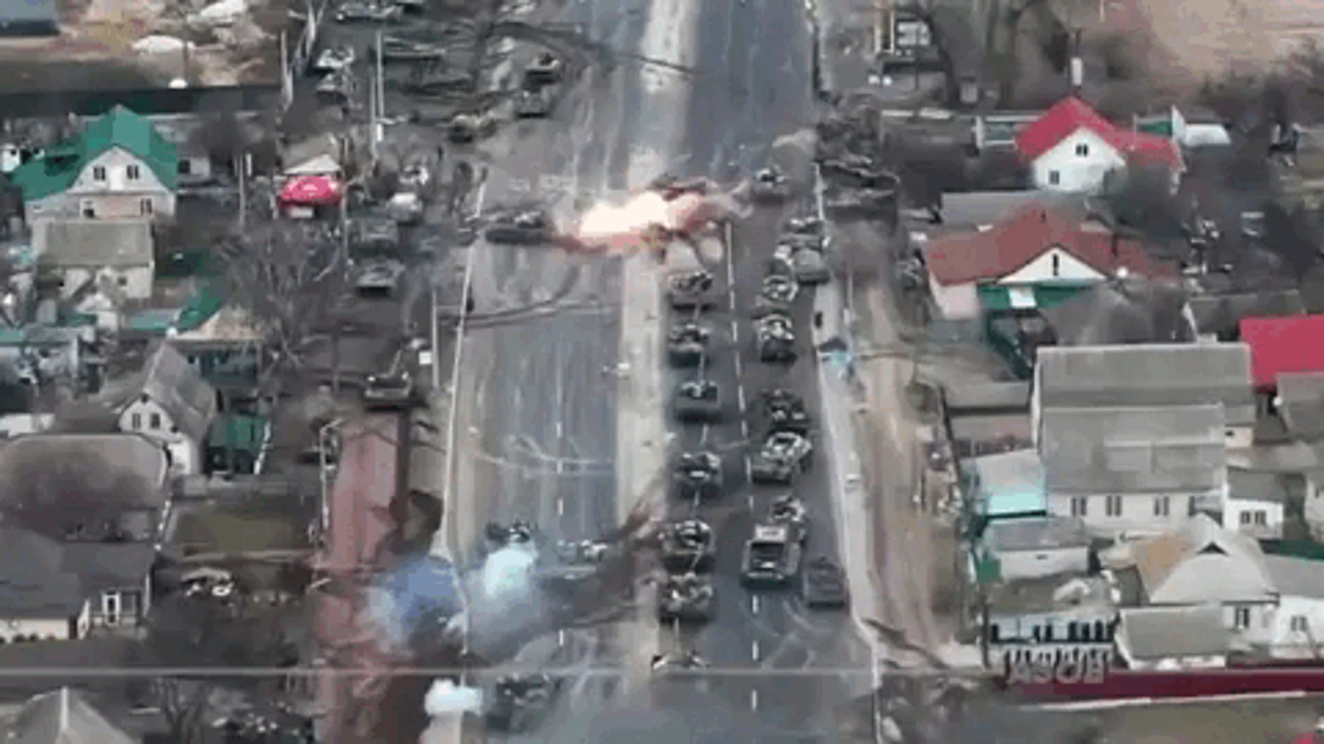 Ataque de la artillería ucraniana a una columna de blindados rusos