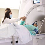 El nuevo equipamiento permite tratar a los pacientes con la aplicación de ultrasonidos focalizados de alta intensidad guiados por resonancia magnética en el cerebro