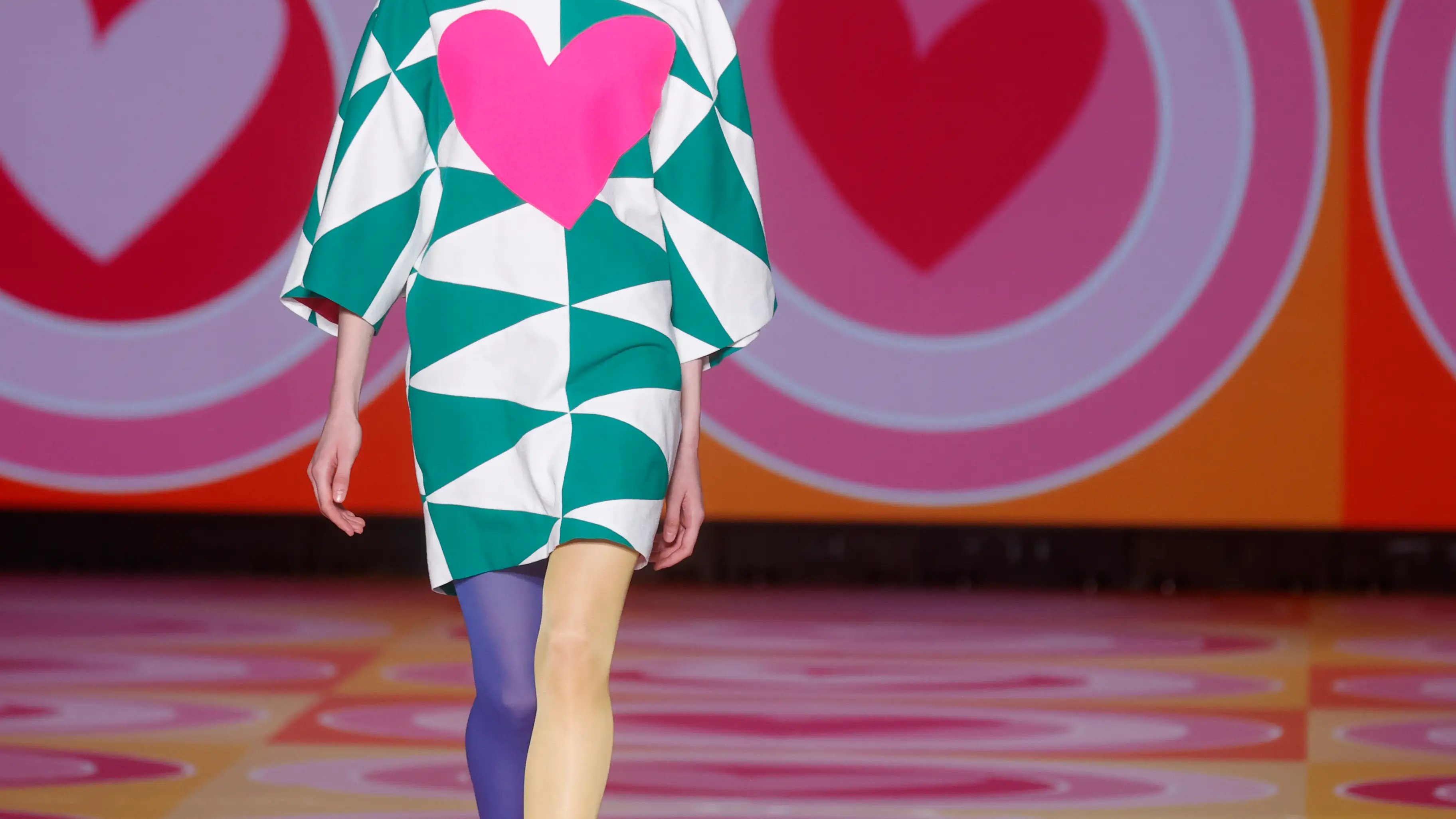 MADRID, 10/03/2022.- Una modelo ucraniana muestra una creación de la diseñadora Agatha Ruiz de la Prada durante una desfile celebrado durante la 75º edición de la pasarela Mercedes Benz Fashion Week Madrid, este jueves. EFE/ Javier Lizón