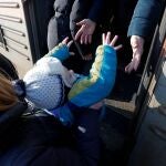 Evacuados suben a un tren a las afueras de Donetsk
