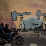 Un mural alusivo a la extracción de petróleo en las afueras de la empresa estatal de Petróleos de Venezuela (PDVSA)