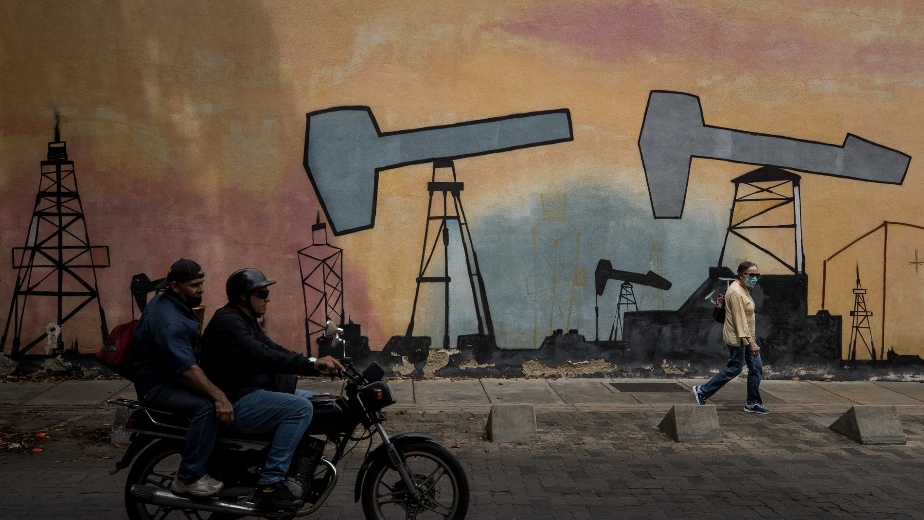 Un mural alusivo a la extracción de petróleo en las afueras de la empresa estatal de Petróleos de Venezuela (PDVSA)