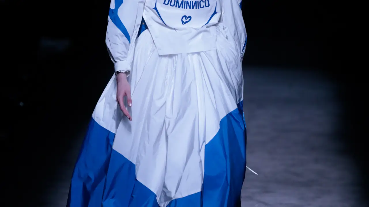 Una modelo luce una creación de 'Dominico' en la pasarela de la colección durante la Pasarela Cibeles Mercedes-Benz Fashion Week Madrid 2022 en Madrid el jueves 10 de marzo de 2022.