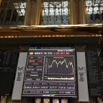 Una pantalla muestra la evolución del índice IBEX 35 en la Bolsa de Madrid, este jueves