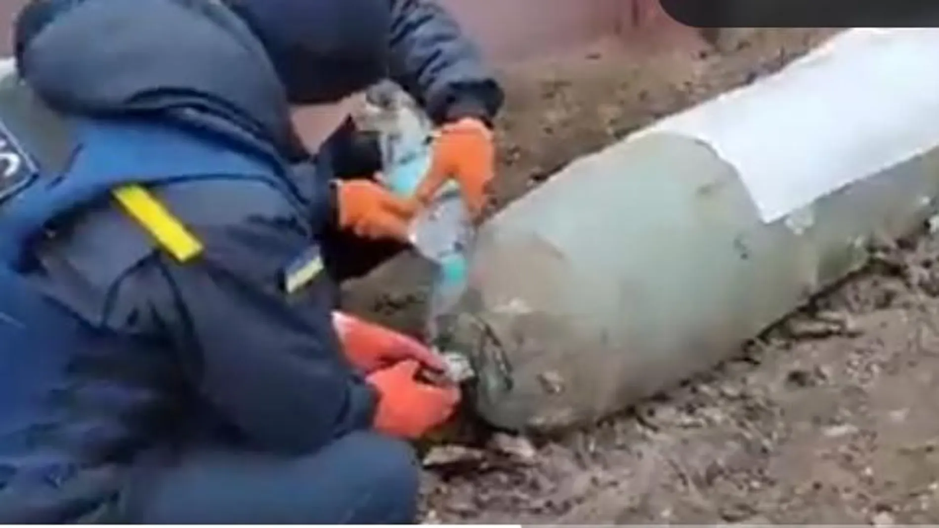 Momento en el que dos especialistas de Ucrania desactivan una bomba rusa