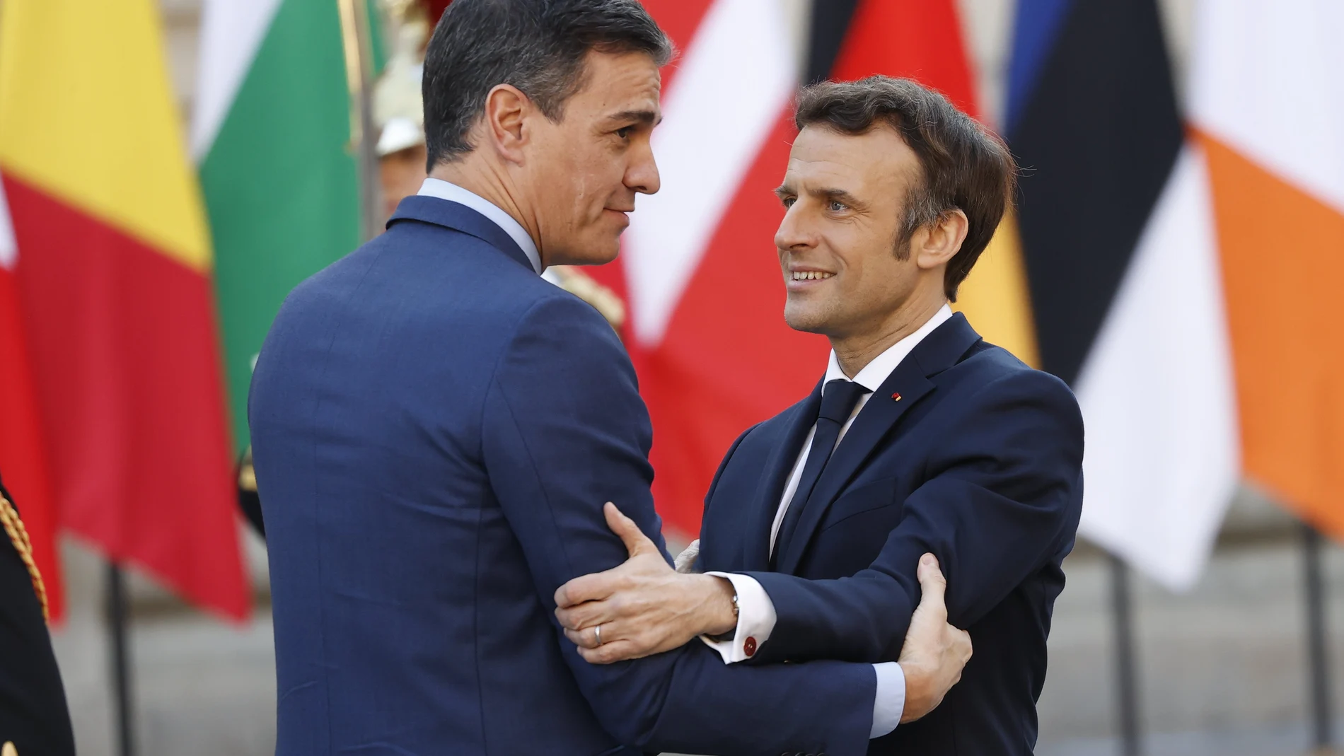 El presidente francés Emmanuel Macron (d) saluda al presidente español, Pedro Sánchez (i) en una imagen de archivo