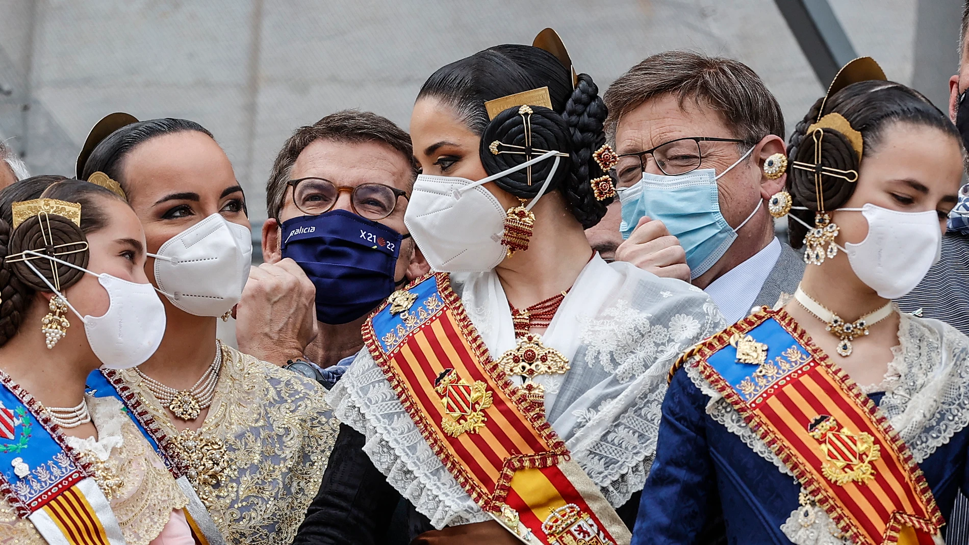 El presidente de la Xunta y precandidato a la Presidencia del Partido Popular, Alberto Núñez Feijóo, y el presidente de la Comunidad Valenciana, Ximo Puig, acompañados de algunas falleras, asisten a la macletà