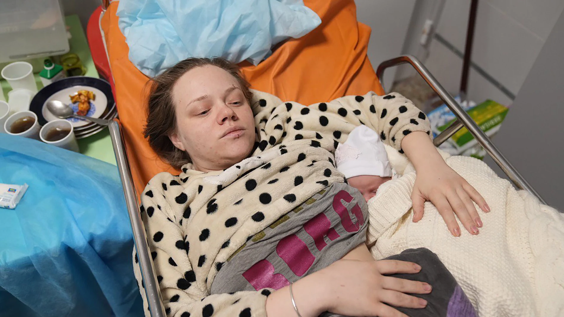 Mariana Vishegirskaya en el hospital junto a la recién nacida