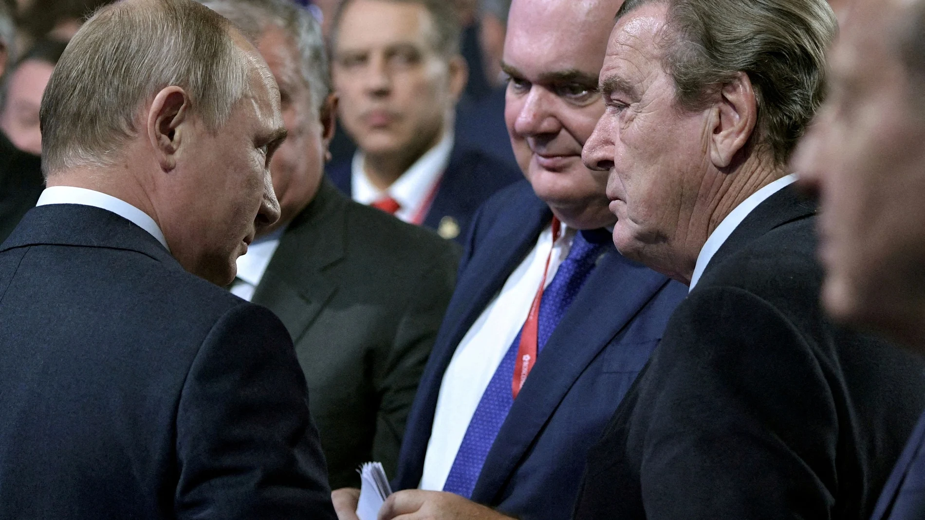 Gerhard Schröder conversa con Vladimir Putin en 2019 en una imagen de archivo