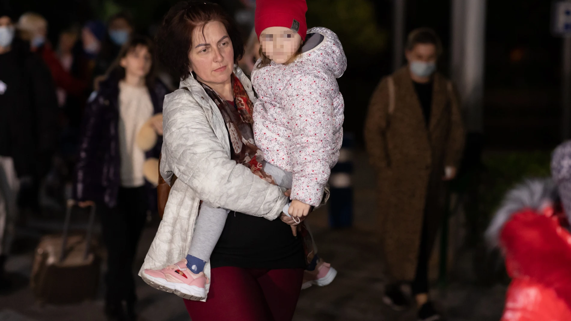 Mujeres y niños ucranianos que llegaron el pasado lunes día 7 de marzo a Málaga. EFE/Carlos Díaz