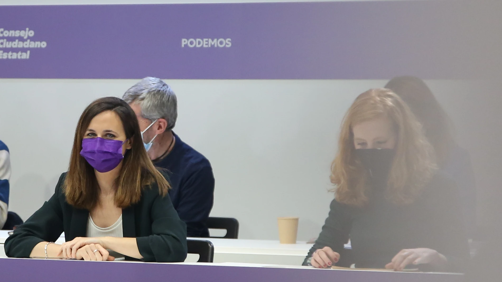 (I-D) La secretaria general de Podemos y ministra de Derechos Sociales y Agenda 2030, Ione Belarra, y la secretaria de Organización de Podemos, Lilith Verstrynge, en la apertura del Consejo Ciudadano Estatal de Podemos, en la sede de Podemos