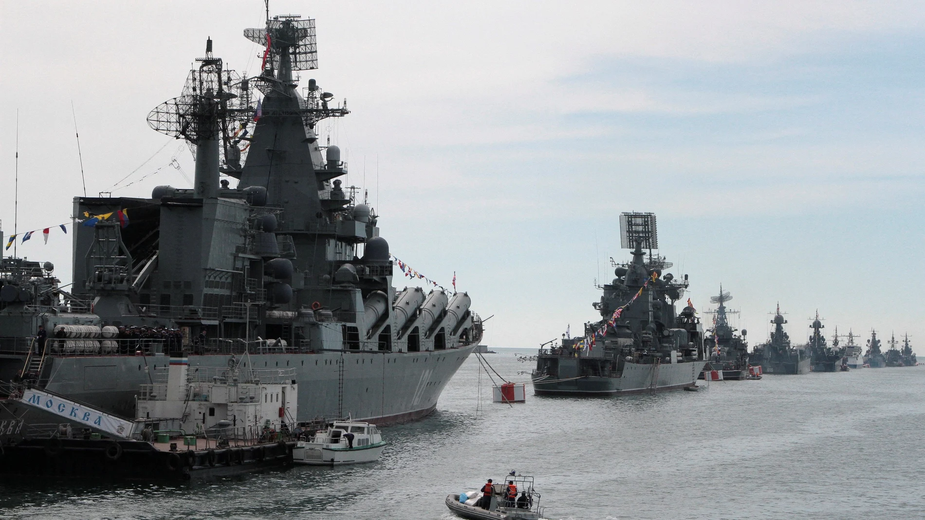 Barcos rusos en el Mar Negro cerca de Sebastopol