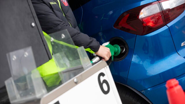 Un hombre llena el depósito de su vehículo en una gasolinera en Getafe (Madrid)