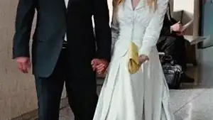 Carrie Bradshaw y su elegante traje de dos pieza en su boda.