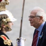 El Alto Representante de la Unión Europea para Asuntos Exteriores y Política de Seguridad, Josep Borrell, llega para asistir a una reunión informal de jefes de Estado de la UE en el Castillo de Versalles