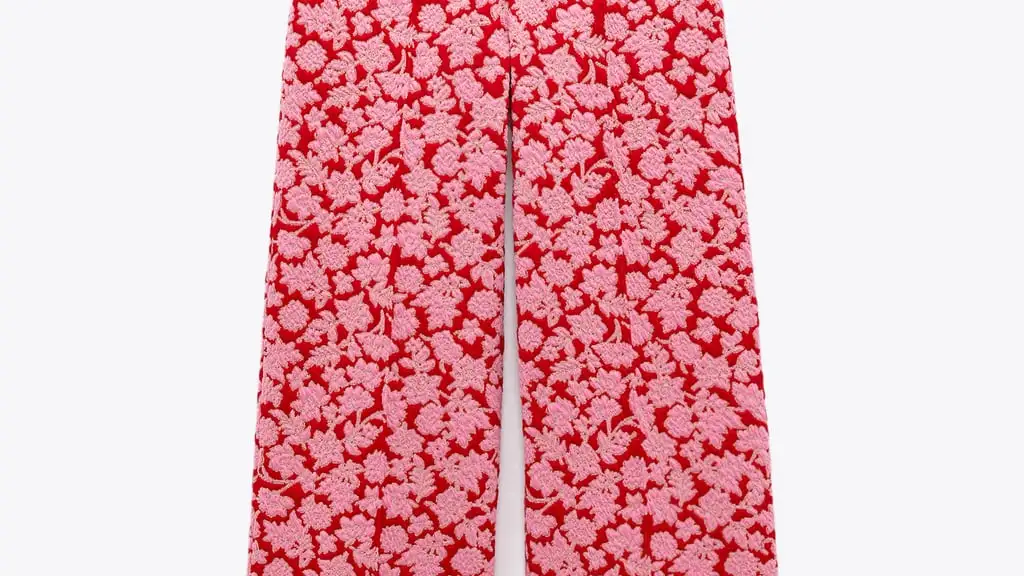 Pantalón joyas flor, de Zara