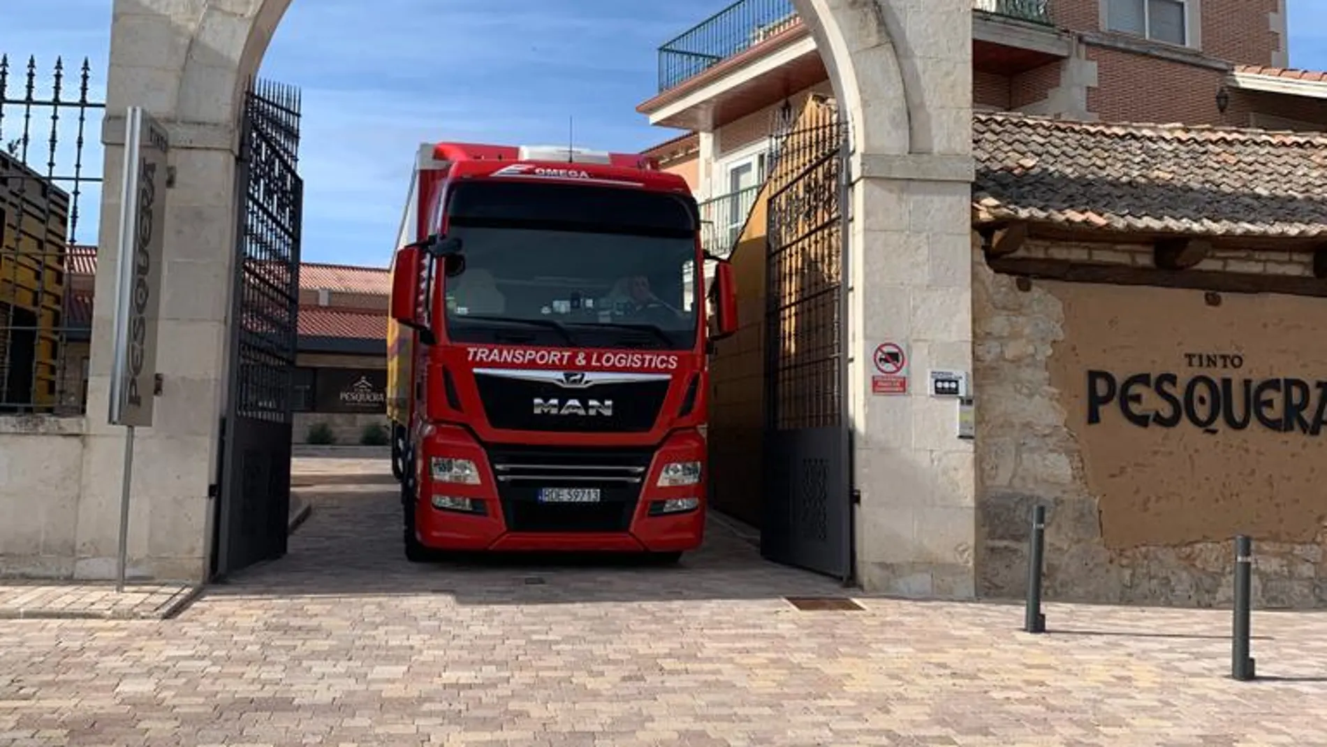 Familia Fernández Rivera transporta el material recogido para Ucrania