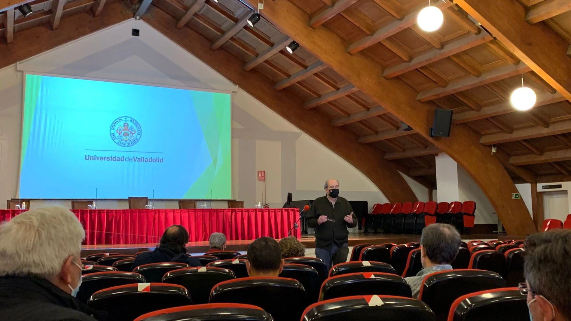 El candidato al Rectorado de la Universidad de Valladolid (UVa) José Ramón González, mantiene una reunión con PAS