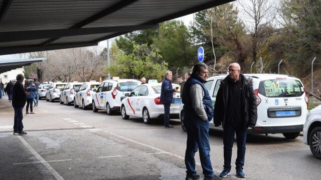 Varios taxis de Madrid