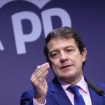 El presidente del PP de Castilla y León, Alfonso Fernández Mañueco, comparece en una rueda de prensa tras una reunión telemática con los presidentes provinciales para explicarles el acuerdo con Vox