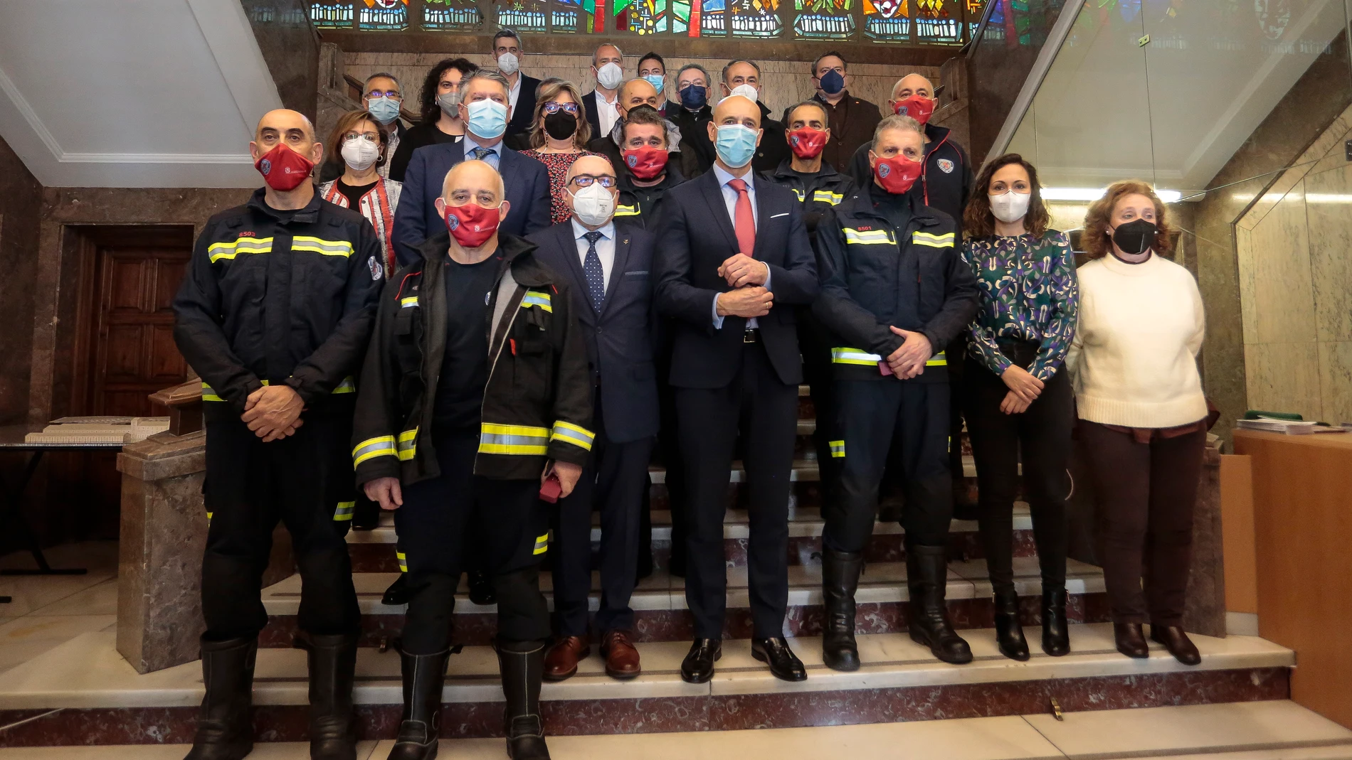 El alcalde de León, José Antonio Diez, preside el acto de entrega de medallas a los Bomberos por permanencia en el cuerpo, con motivo de la Festividad de San Juan de Dios, patrón del Cuerpo de Extinción de Incendios