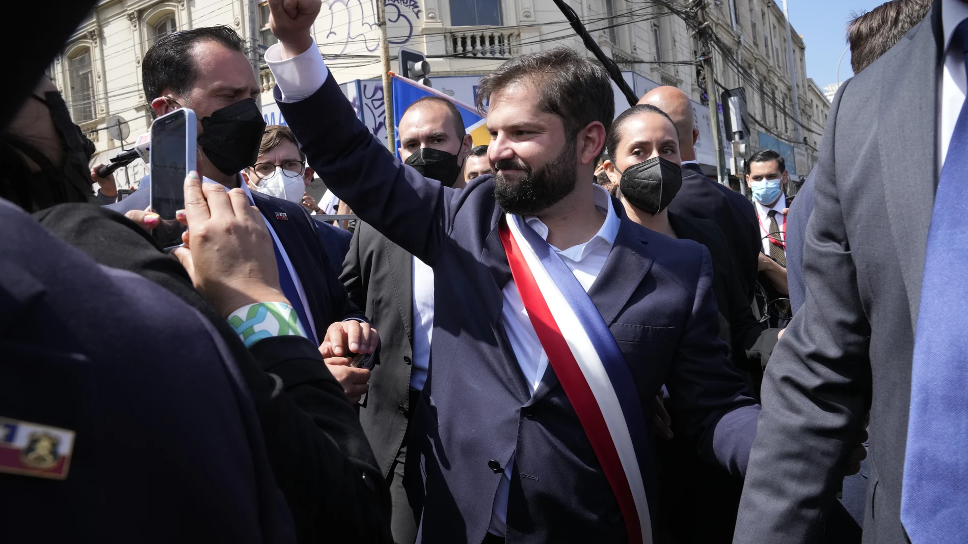 El presidente saliente, Sebastián Piñera, ha hecho entrega a Boric de la piocha de O'Higgins, considerada símbolo del poder presidencial en el país latinoamericano.