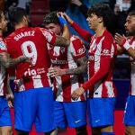 Los jugadores del Atlético felicitan a De Paul por el gol de la victoria