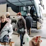 Varias personas refugiadas ucranianas llegan en un autobús procedente de Polonia, al Hospital de Emergencias Enfermera Isabel Zendal, a 11 de marzo de 2022, en Madrid (España).