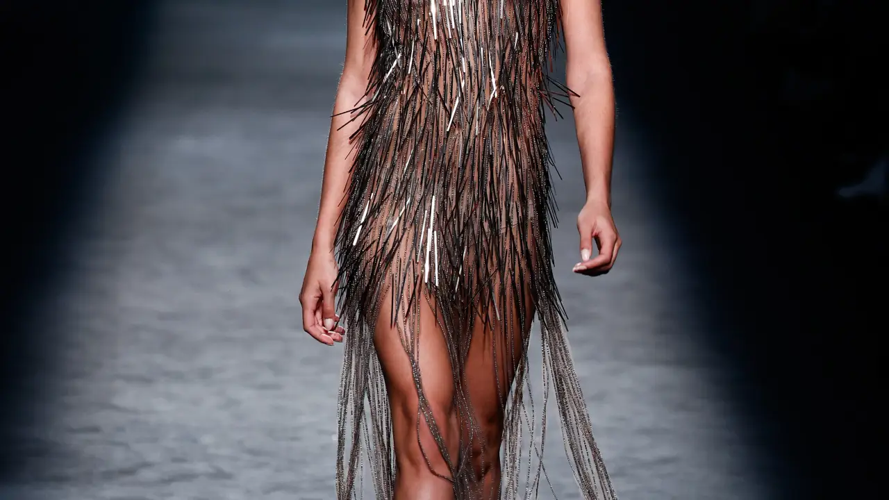 Una modelo luce una creación de &quot;Claro Couture&quot; en la pasarela de la colección durante la Pasarela Cibeles Mercedes-Benz Fashion Week Madrid 2022 en Madrid, el viernes 11 de marzo de 2022.