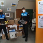 El agente Jesús (I) impulsor de la recogida de ayuda humanitaria para Ucrania, junto al agente Félix, en el cuartel de la Policía local de Palencia