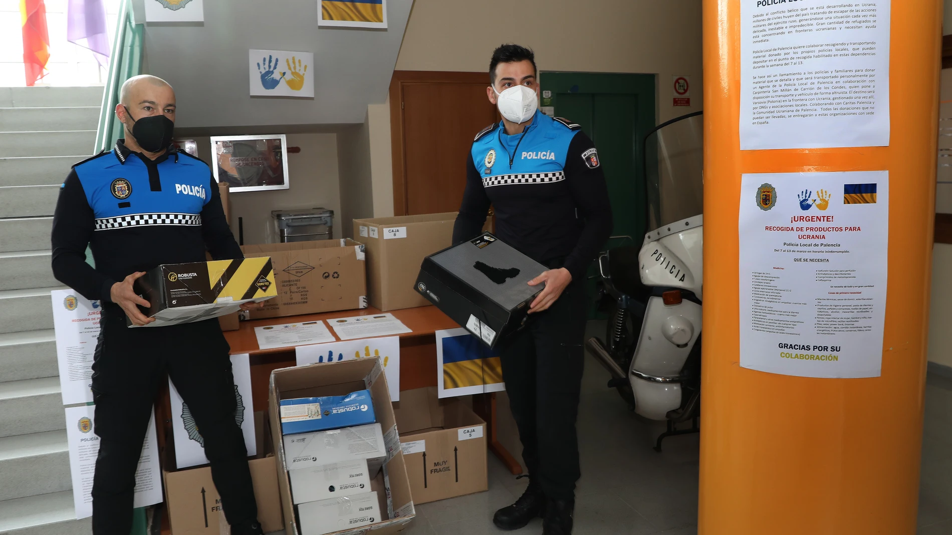El agente Jesús (I) impulsor de la recogida de ayuda humanitaria para Ucrania, junto al agente Félix, en el cuartel de la Policía local de Palencia