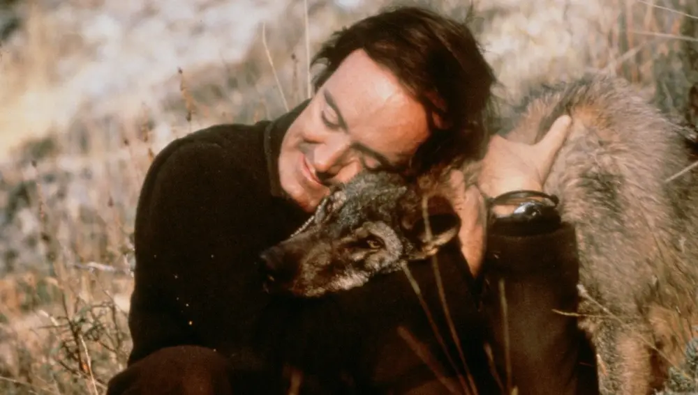 Fotografía de Félix abrazando a un lobo.