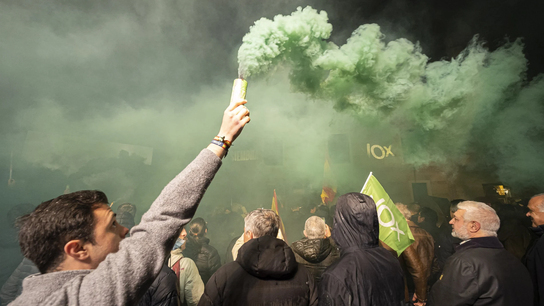 Humo verde y banderas de Vox, durante la valoración de los resultados obtenidos de Vox en los comicios para Castilla y León durante la noche electoral del 13F