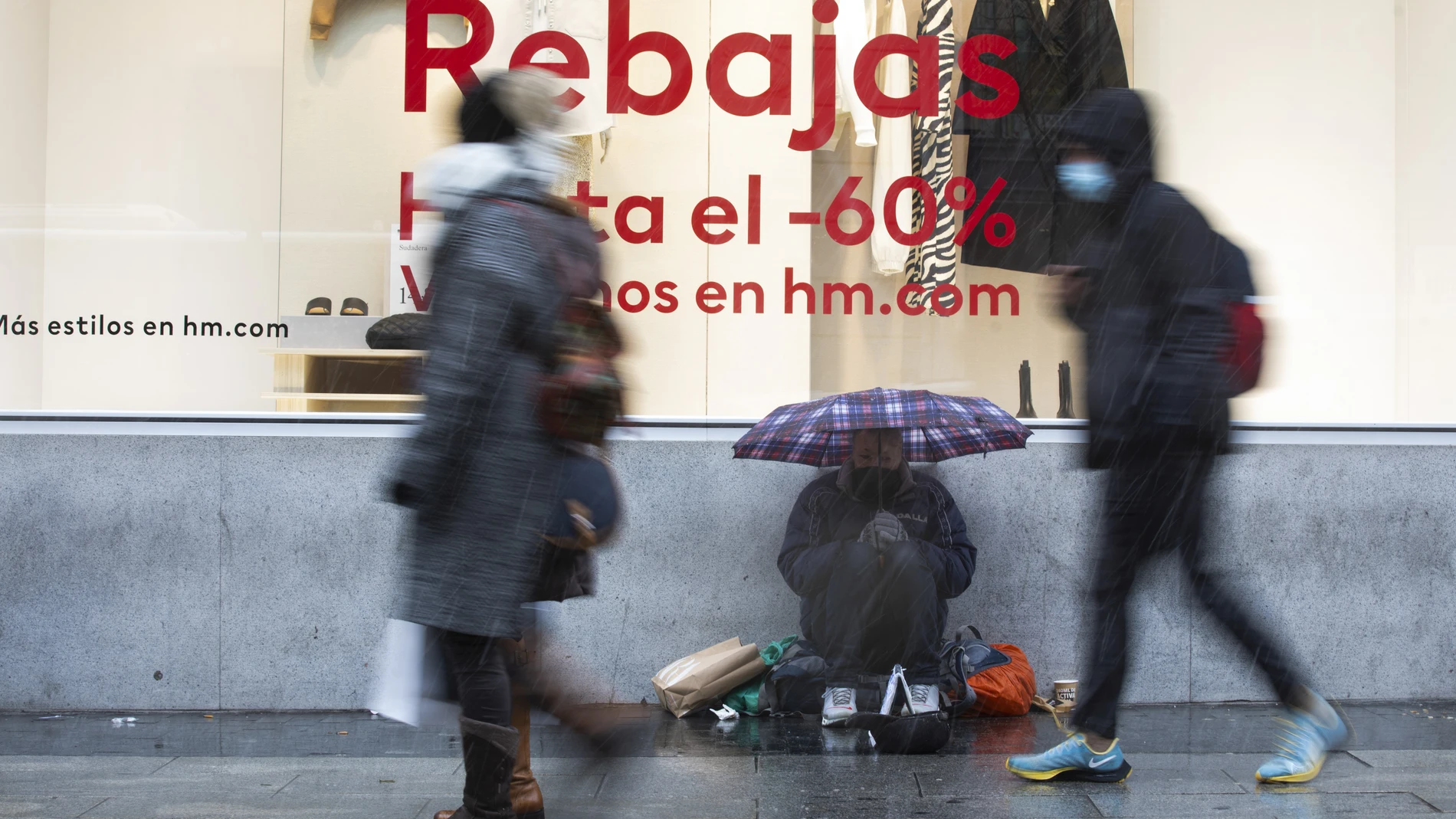 Gente sin hogar y practicando la mendicidad en Madrid