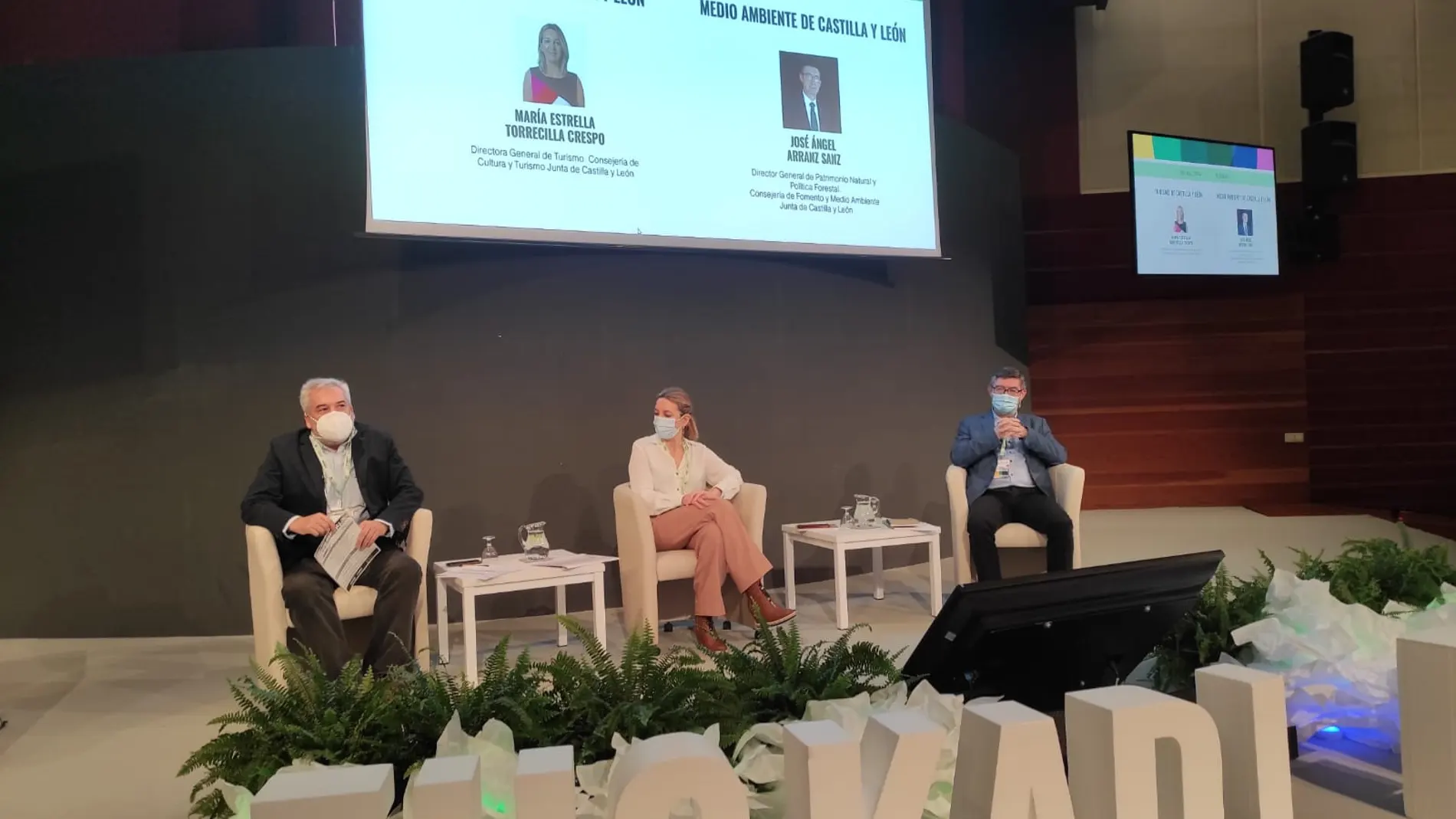 La directora general de Turismo de la Consejería de Cultura y Turismo, María Estrella Torrecilla y el director general de Patrimonio Natural y Política Forestal en funciones, José Ángel Arranz en el V Foro de Ecoturismo de Euskadi