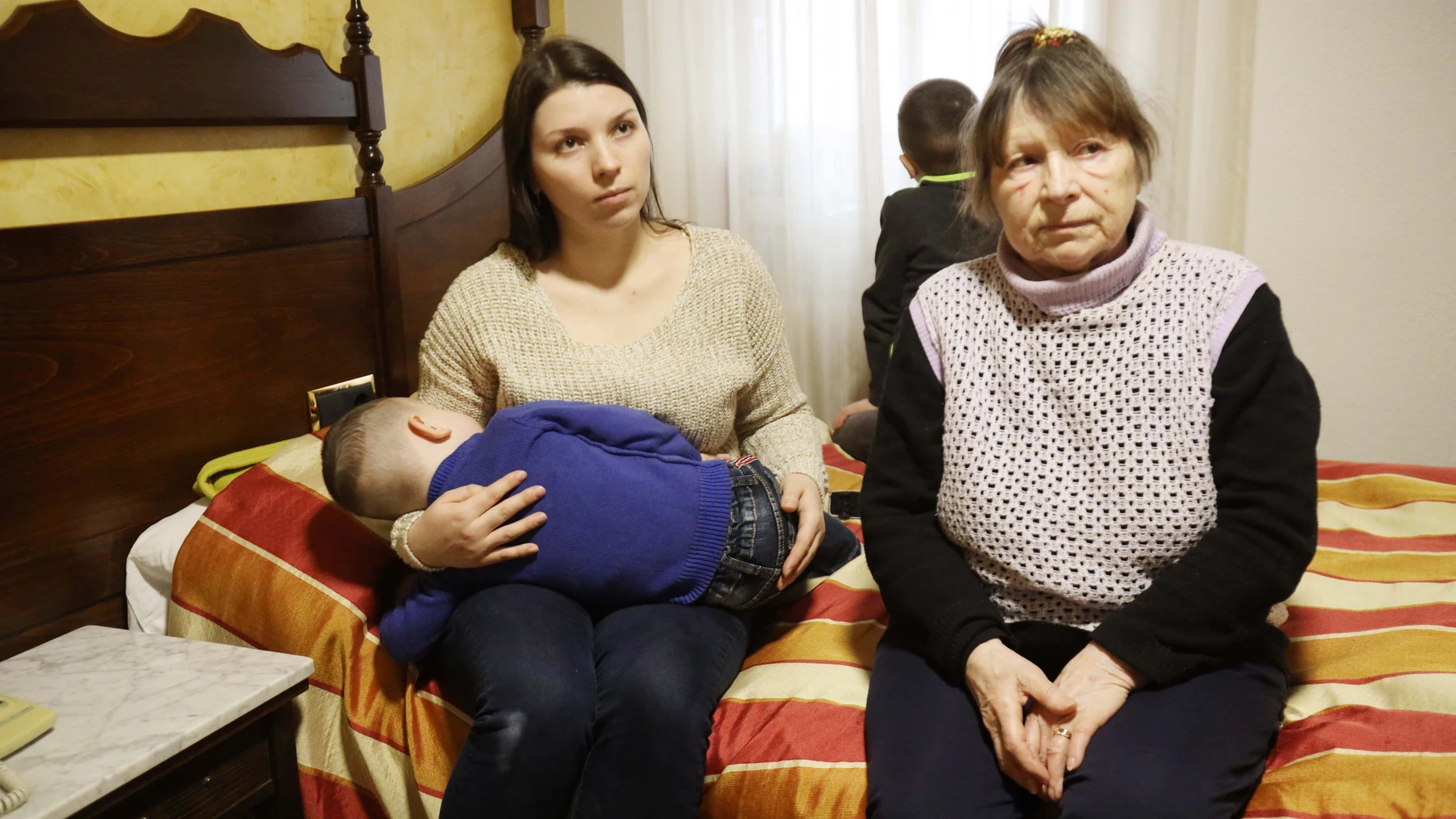 Zoya (d), de 72 años, su nieta Anna (i), de 29, y sus bisnietos, Román y Maxim, de 7 y 2 años, comienzan en Salamanca su exilio forzado por la invasión rusa de Ucrania
