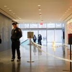 Miembros del Departamento de Policía de la ciudad de Nueva York se reúnen en el vestíbulo del Museo de Arte Moderno. REUTERS/Andrew Kelly