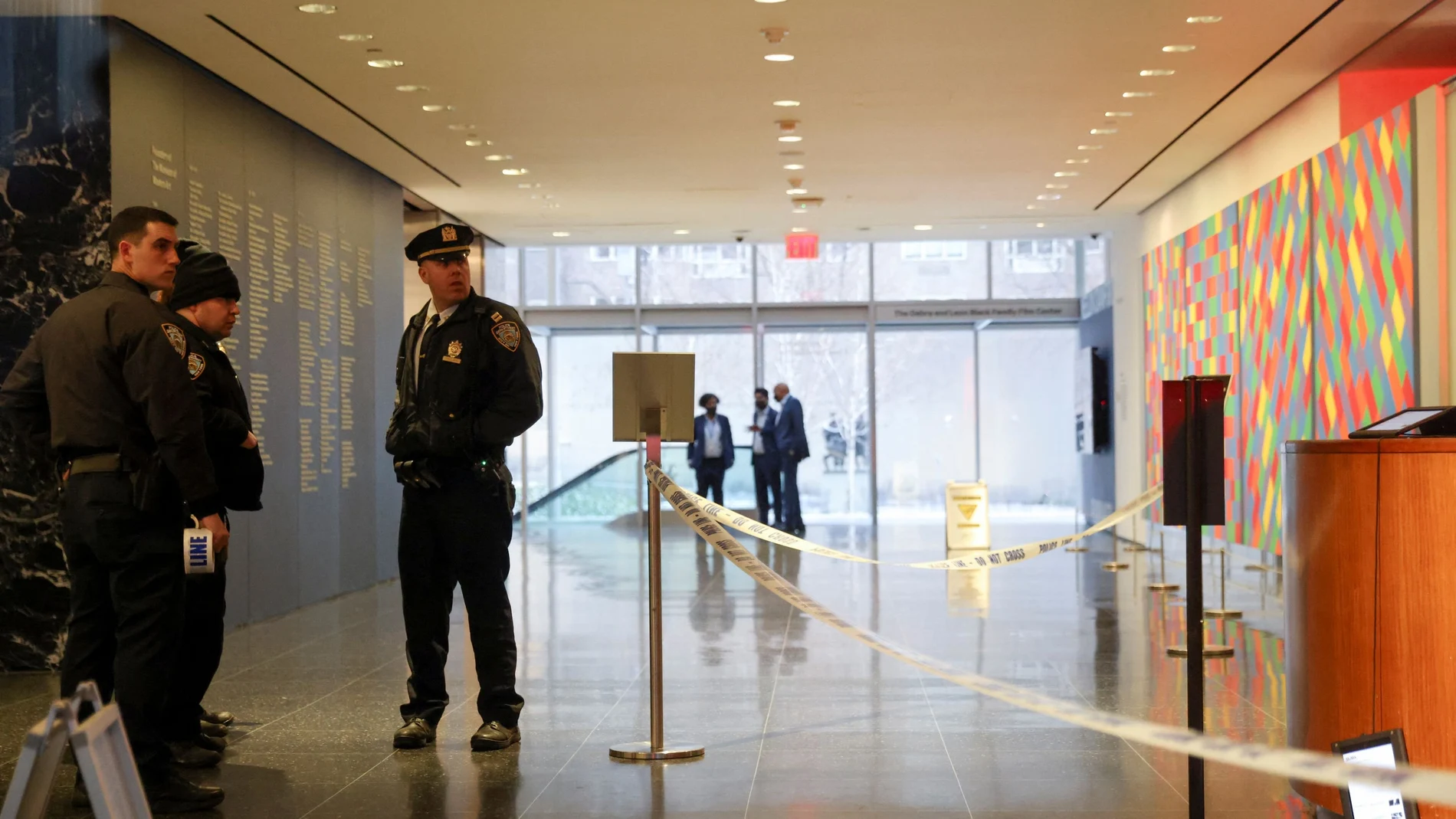 Miembros del Departamento de Policía de la ciudad de Nueva York se reúnen en el vestíbulo del Museo de Arte Moderno. REUTERS/Andrew Kelly