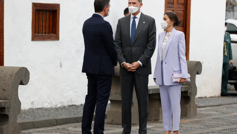 El rey Felipe VI (C) y la reina Letizia (d) conversan con el presidente del Gobierno, Pedro Sánchez.