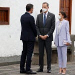 El rey Felipe VI (C) y la reina Letizia (d) conversan con el presidente del Gobierno, Pedro Sánchez.