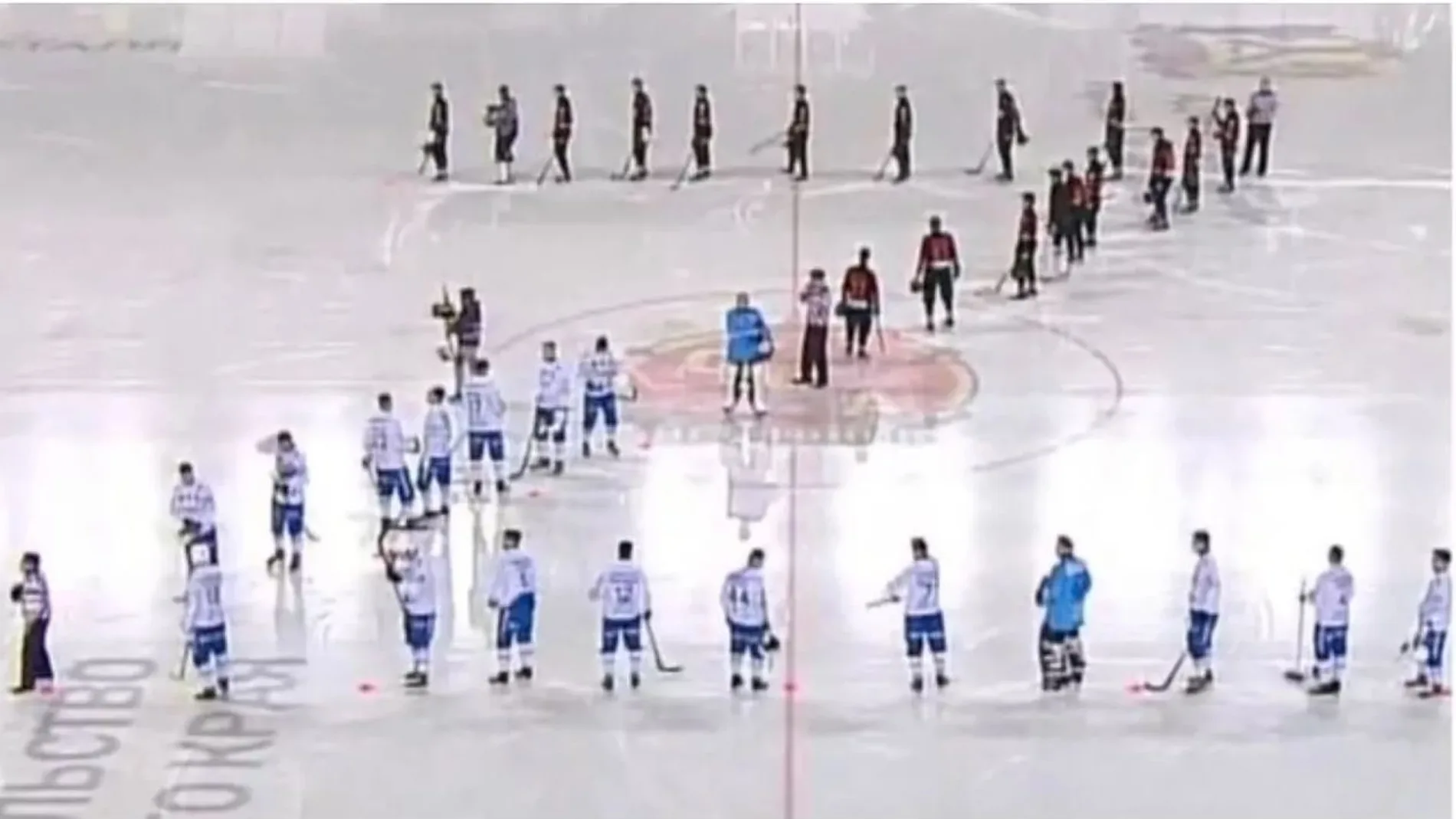 Los equipos de hockey ruso formando una Z