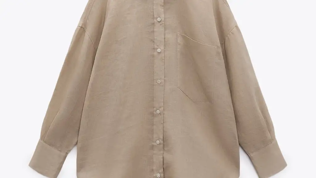 Camisa lino bolsillos en color beige, de Zara