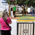 La refugiada ucranianos Svitlana (i) observa como juega su hijo kirilj y jsu amigo Denis (d) en un parque de Mojácar ( Almería)